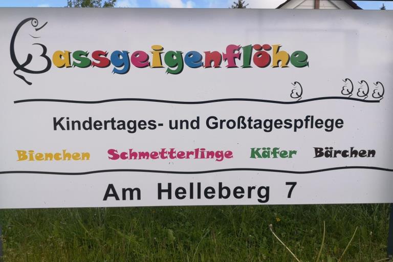 Read more about the article Bassgeigenflöhe: Kinderbetreuung in der Baßgeige